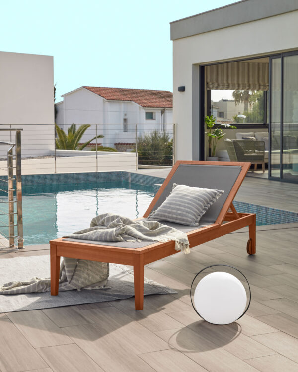 Tumbona de exterior Caterin gris y madera maciza eucalipto FSC 100%