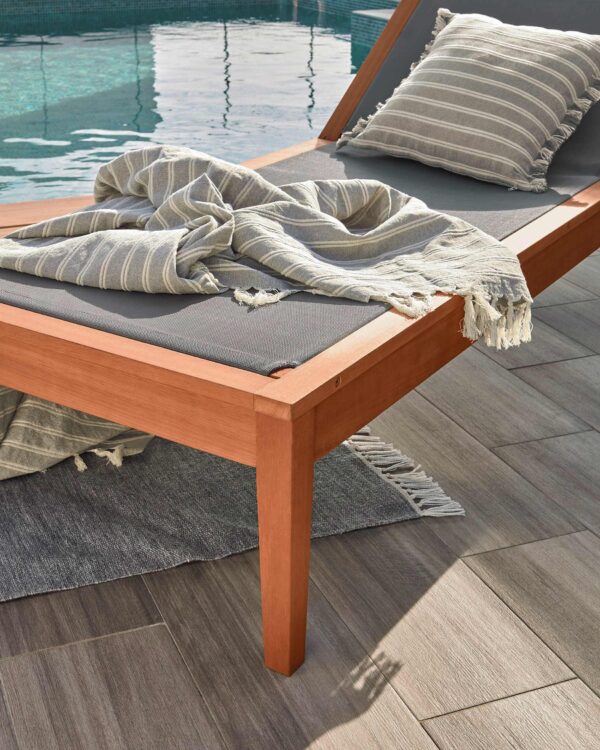 Tumbona de exterior Caterin gris y madera maciza eucalipto FSC 100%