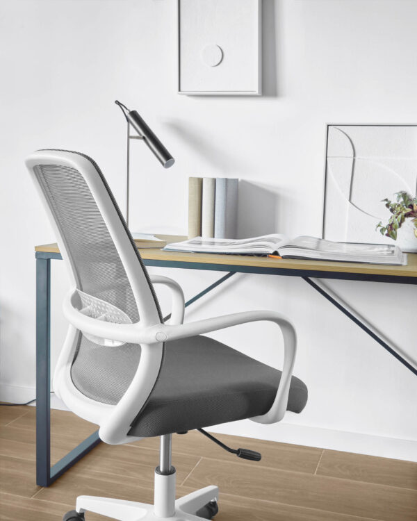 Silla de escritorio Melva gris y patas de acero blanco