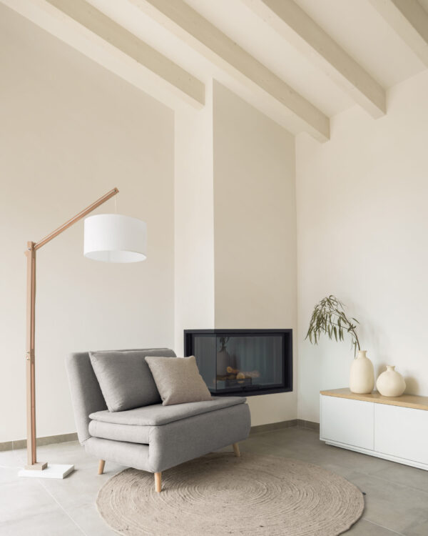 Lámpara de pie Riaz de madera maciza de haya con pantalla blanca