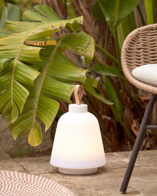 Lámpara de mesa exterior Udiya de polietileno y metal con acabado blanco