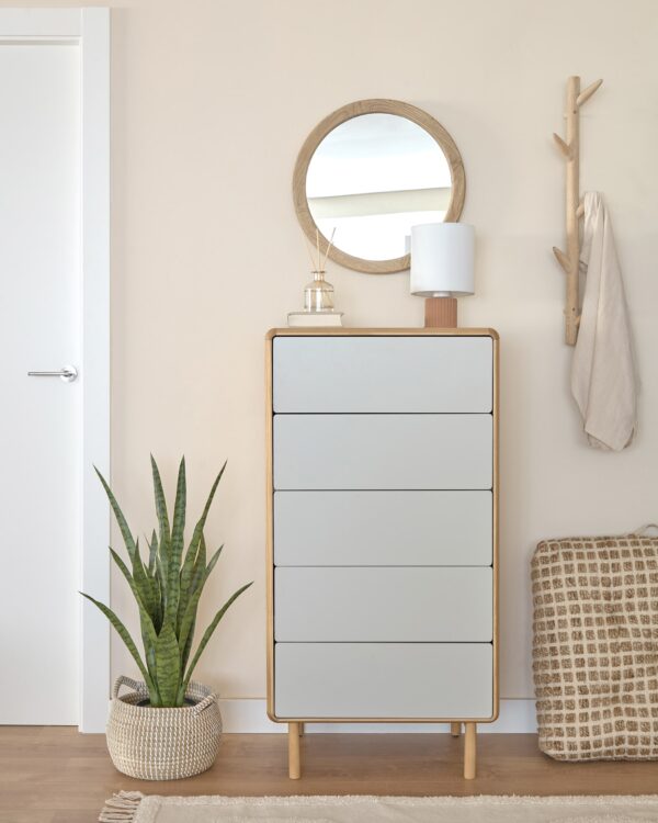 Cómoda Anielle de 5 cajones de madera maciza y chapa de fresno 60 x 117 cm