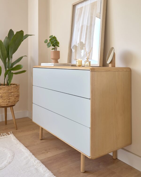 Cómoda Anielle de 3 cajones de madera maciza y chapa de fresno 99 x 78,5 cm