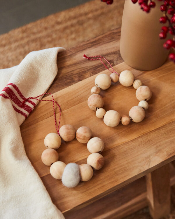 Set Suze de 2 adornos colgantes de madera y fieltro beige