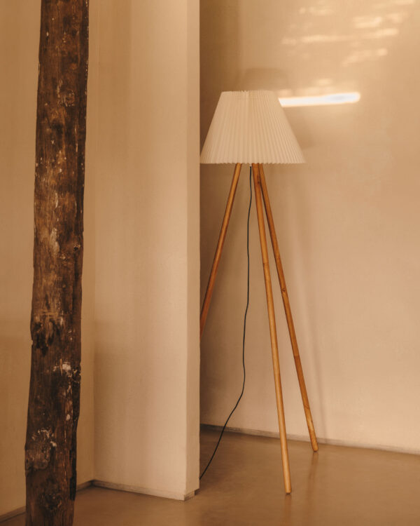 Lámpara de pie Benicarlo de madera de caucho con acabado natural y beige