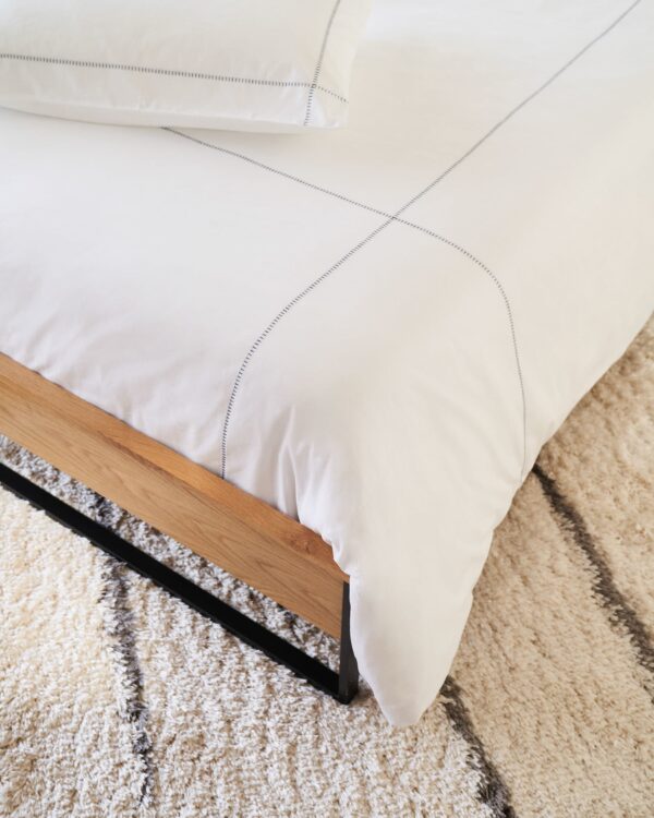 Cama Taiana de chapa de roble y patas de acero con acabado pintado negro 90 x 190 cm