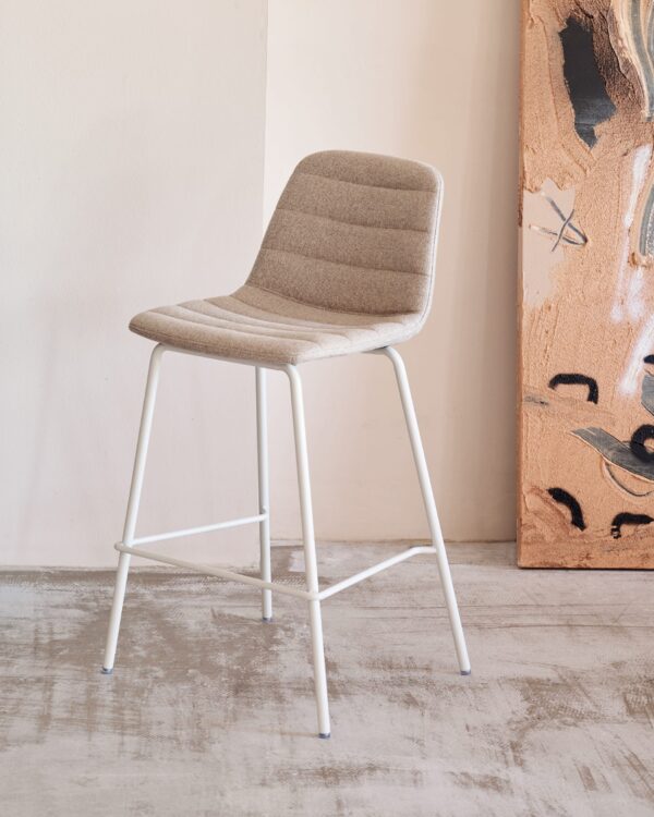 Taburete Zunilda de chenilla beige y acero con acabado blanco mate altura 65 cm FSC 100%