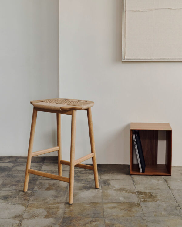Taburete Enit de cuerda papel beige y madera maciza de roble acabado natural 65cm FSC Mix