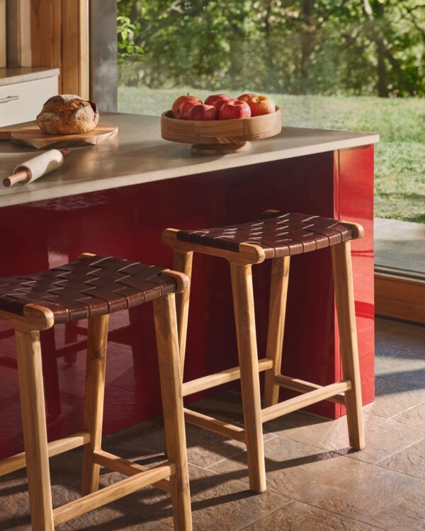 Taburete Calixta de piel y madera maciza de teca con acabado natural 67 cm