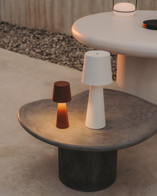 Lámpara de mesa grande de exterior Arenys de metal con acabado pintado blanco