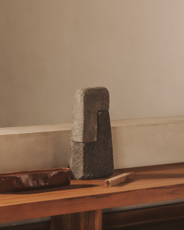 Escultura Sipa de piedra con acabado natural 30 cm
