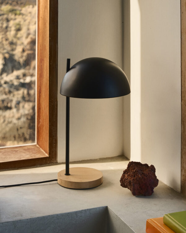 Lámpara de mesa Catlar de madera de fresno y metal con acabado pintado negro
