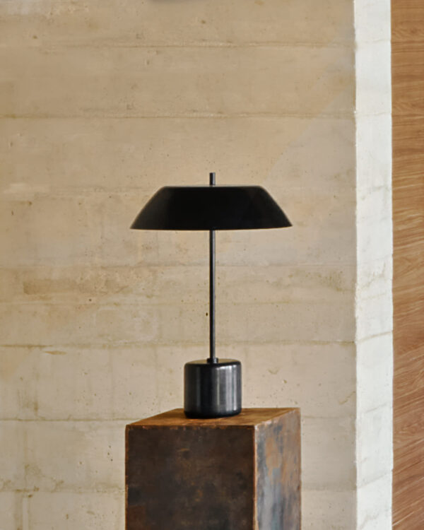 Lámpara de mesa Sayra de mármol negro y metal con acabado pintado negro