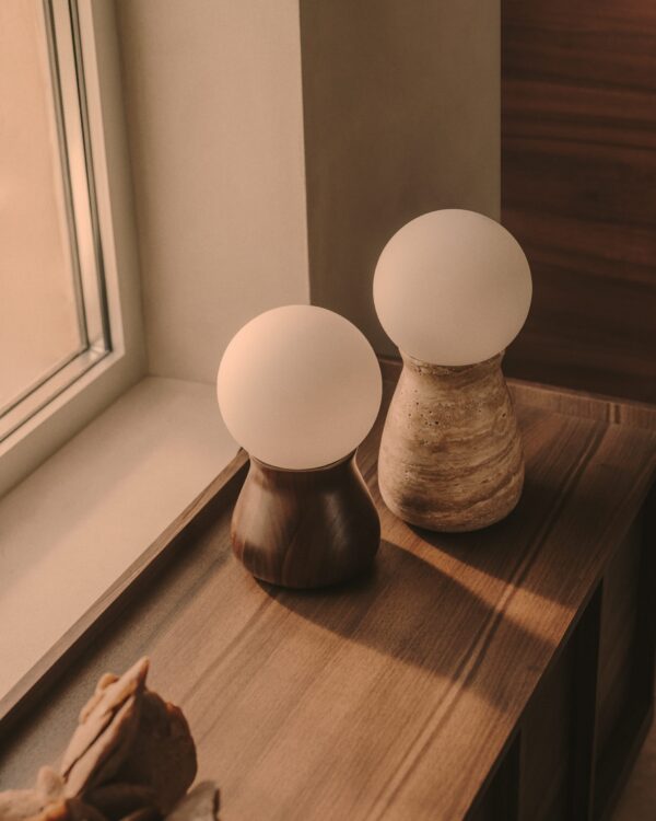 Lámpara de mesa Okeni de madera de nogal y cristal