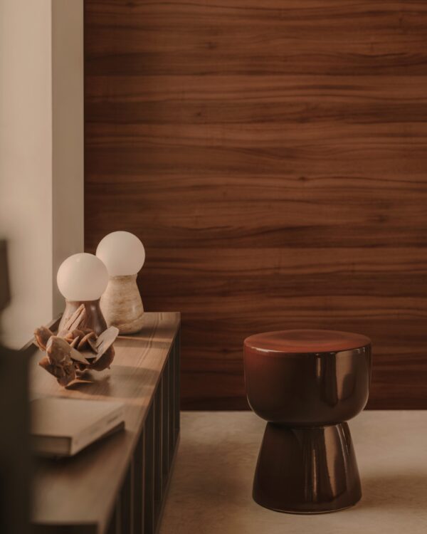 Lámpara de mesa Okeni de madera de nogal y cristal