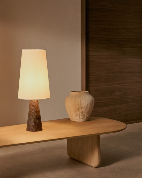 Lámpara de mesa Amire de madera con acabado oscuro