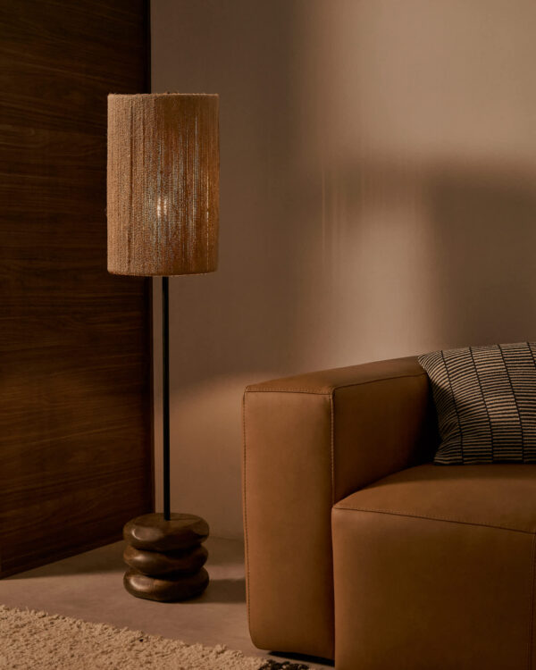 Lámpara de pie Kor de madera de acacia con acabado oscuro y yute