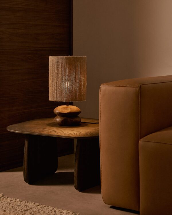 Lámpara de mesa Kor de madera de acacia con acabado oscuro y yute