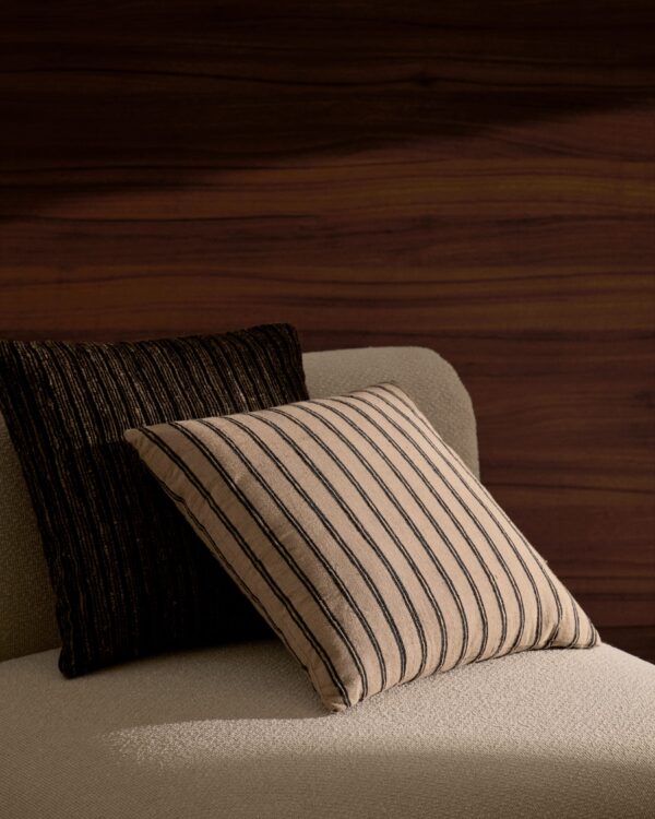 Funda de cojín Caliu de seda y algodón beige a rayas gris 45 x 45 cm