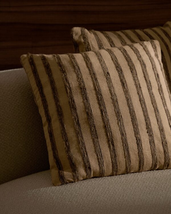Funda de cojín Enara de seda y algodón a rayas beige y marrón 45 x 45 cm