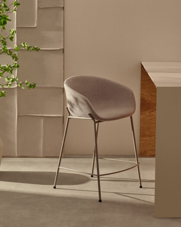 Taburete Yvette de chenilla beige y patas de acero con acabado beige altura 65 cm