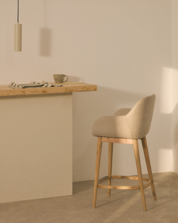 Taburete Konna beige y patas de madera maciza de fresno acabado tono natural 65 cm