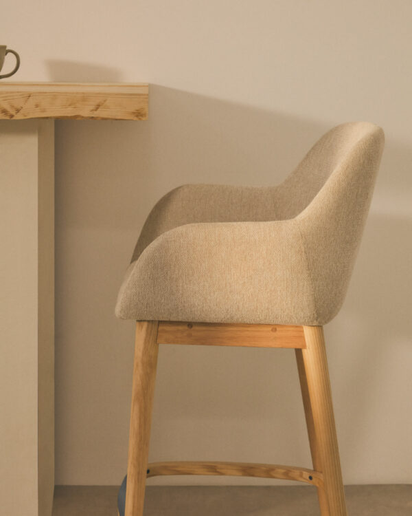Taburete Konna beige y patas de madera maciza de fresno acabado tono natural 65 cm