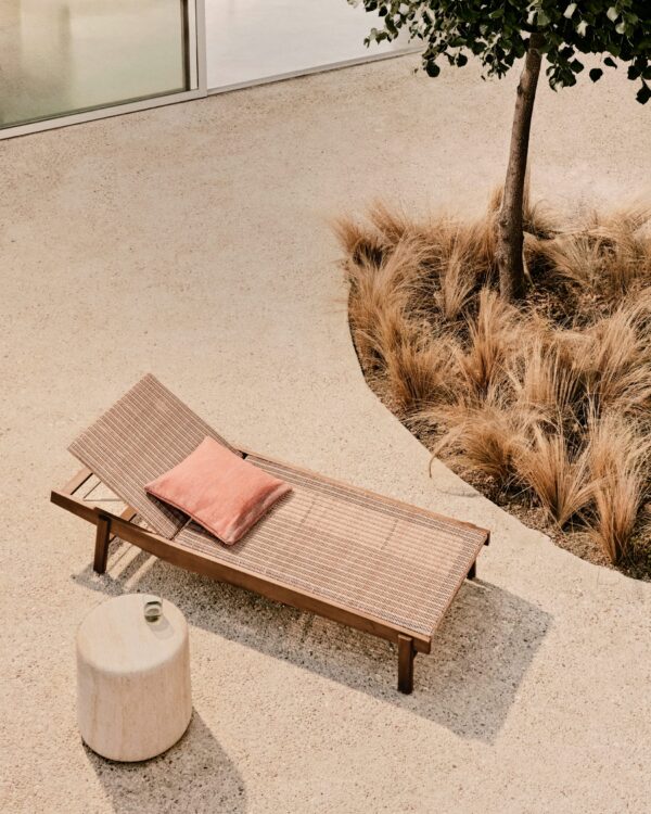 Tumbona Itani de madera maciza de acacia y ratán sintético FSC 100%