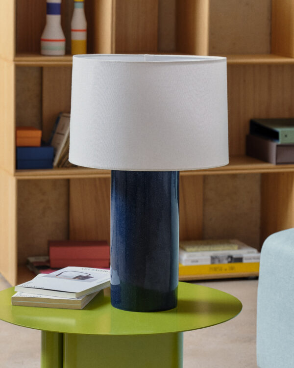 Lámpara de mesa Toneric de cerámica con acabado azul y algodón