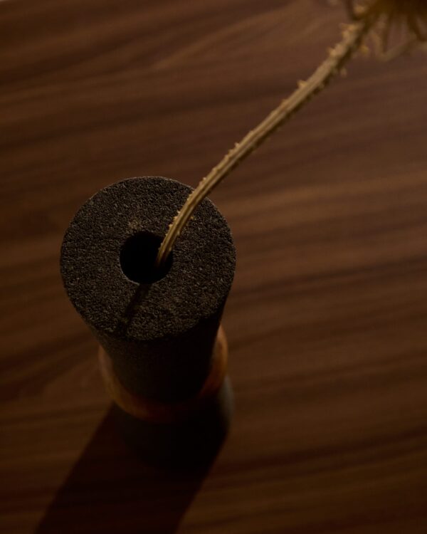 Jarrón Naro de piedra negro y madera de teca 30 cm