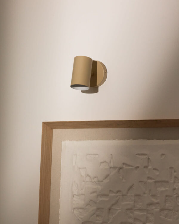 Aplique de pared Manie de metal con acabado texturizado beige