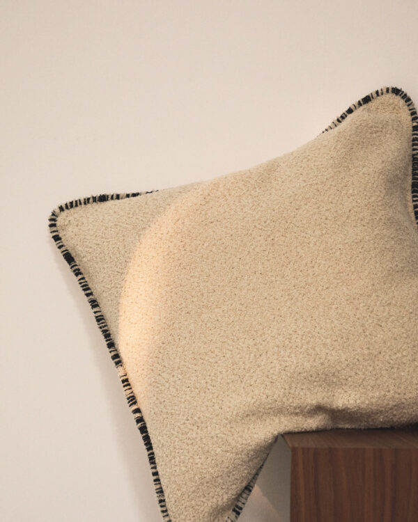 Funda de cojín Enari 100% algodón beige con vivo a contraste negro 50 x 50 cm
