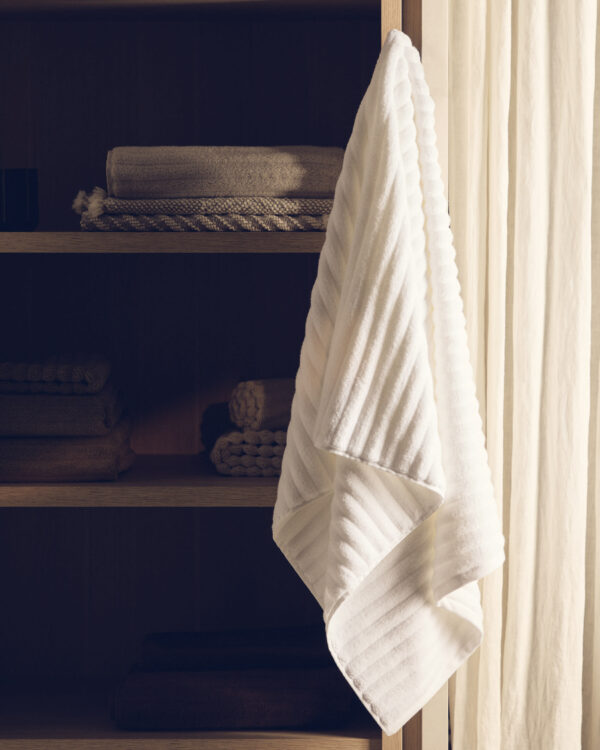 Toalla de baño Navira 100% algodón blanco 70 x 140 cm