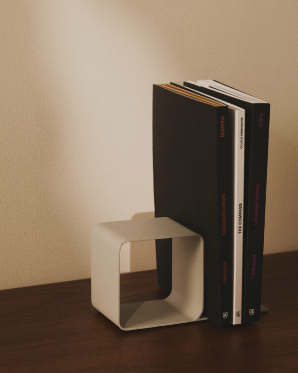 Sujetalibros Mistra de hierro beige.