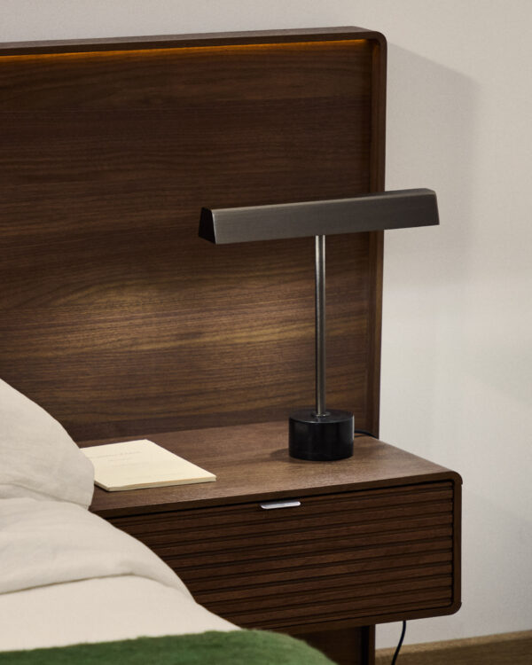 Lámpara de mesa Lynor de metal cepillado con base de mármol negro