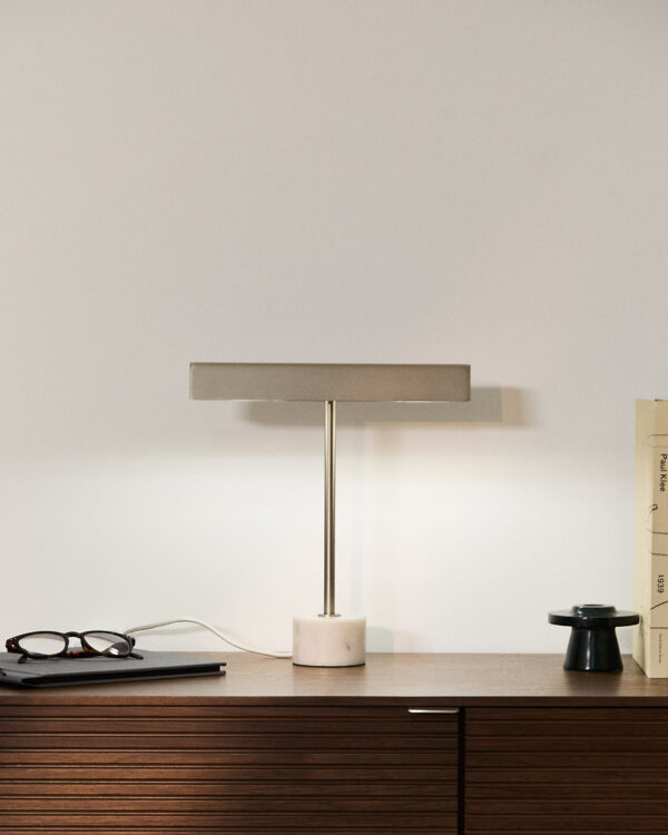 Lámpara de mesa Lynor de metal cepillado con base de mármol blanco