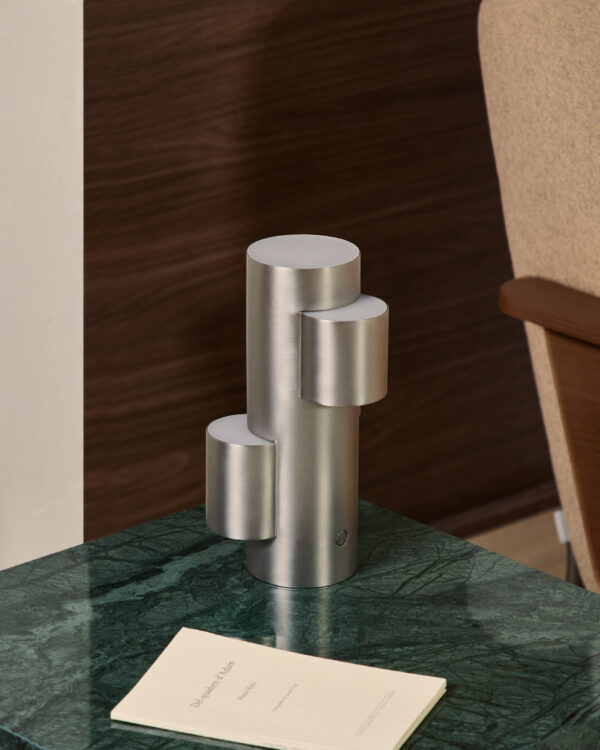Lámpara de mesa LED portátil Adrina de metal gris claro con acabado cepillado