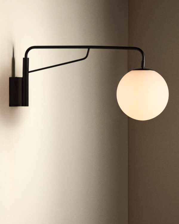 Aplique de pared Eilo de acero negro y bola de cristal glaseado