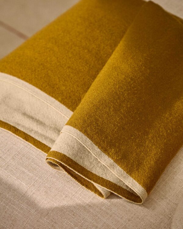Manta Orlet de lana reversible mostaza y beige 130 x 170 cm