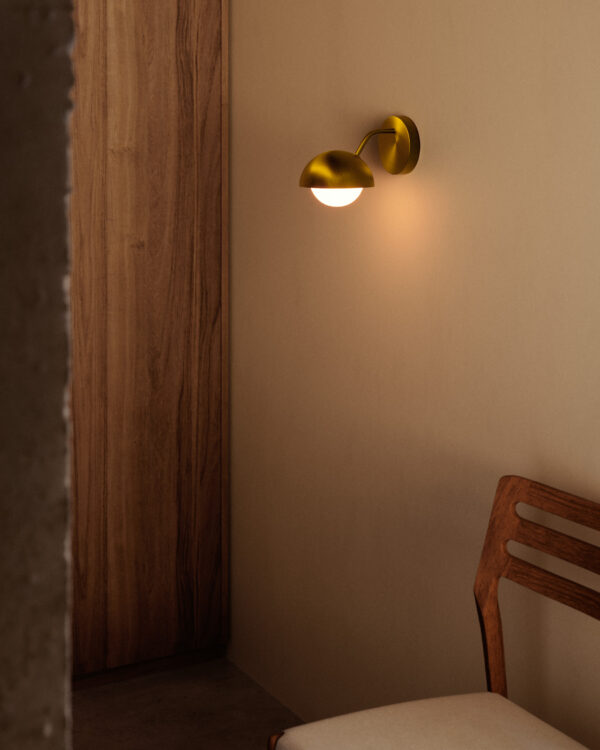 Aplique de pared Lonela de metal con acabado latón