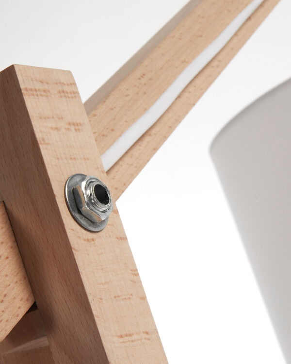 Lámpara de pie Riaz de madera maciza de haya con pantalla blanca
