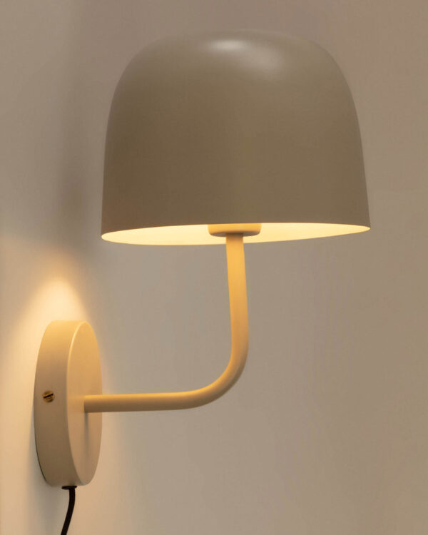 Aplique Alish de metal con acabado pintado beige