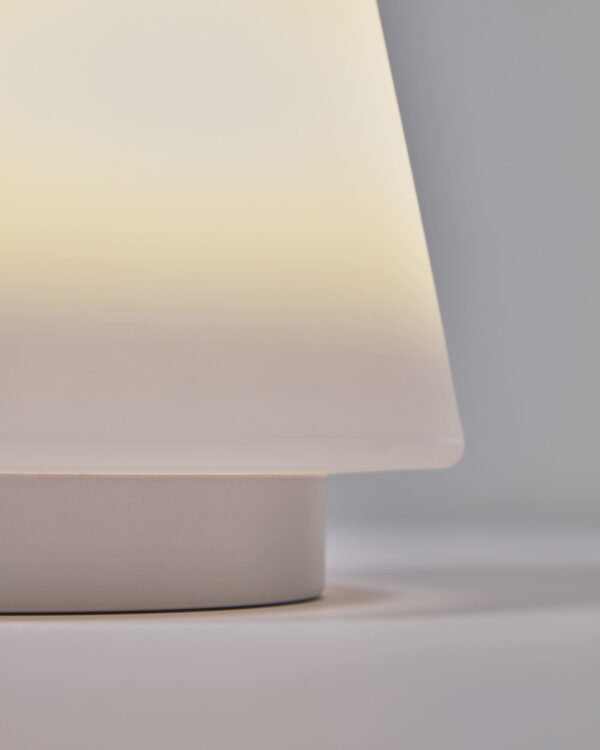 Lámpara de mesa exterior Udiya de polietileno y metal con acabado blanco