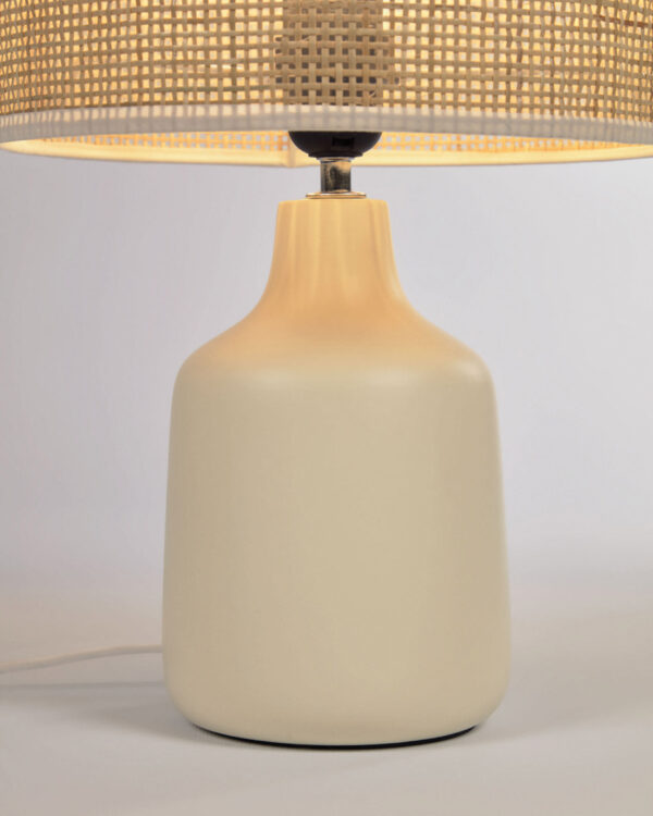 Lámpara de mesa Erna de cerámica blanco y bambú con acabado natural