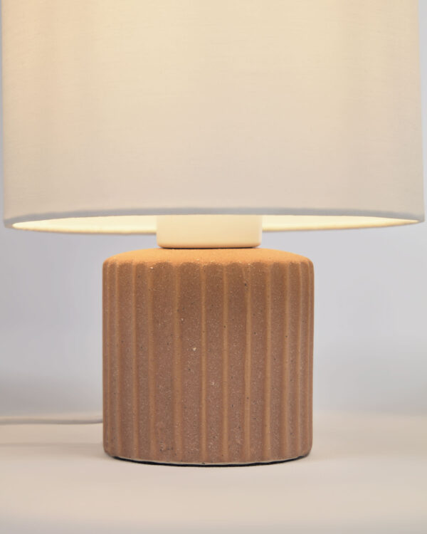 Lámpara de mesa Eshe de cerámica con acabado terracota y blanco