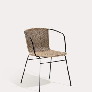 Silla apilable Eltiera de ratán sintético con estructura y brazos de acero negro