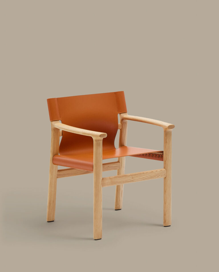 Silla Jan de fibras de cuero reciclado marrón claro y madera maciza de fresno con acabado