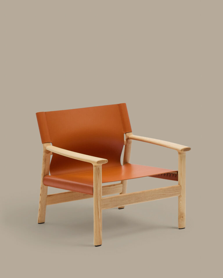 Butaca Jan de fibras de cuero reciclado marrón claro y madera maciza de fresno con acabado