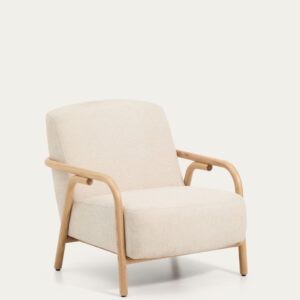 Butaca Sylo de chenilla beige y madera maciza de fresno con acabado tono natural FSC 100%