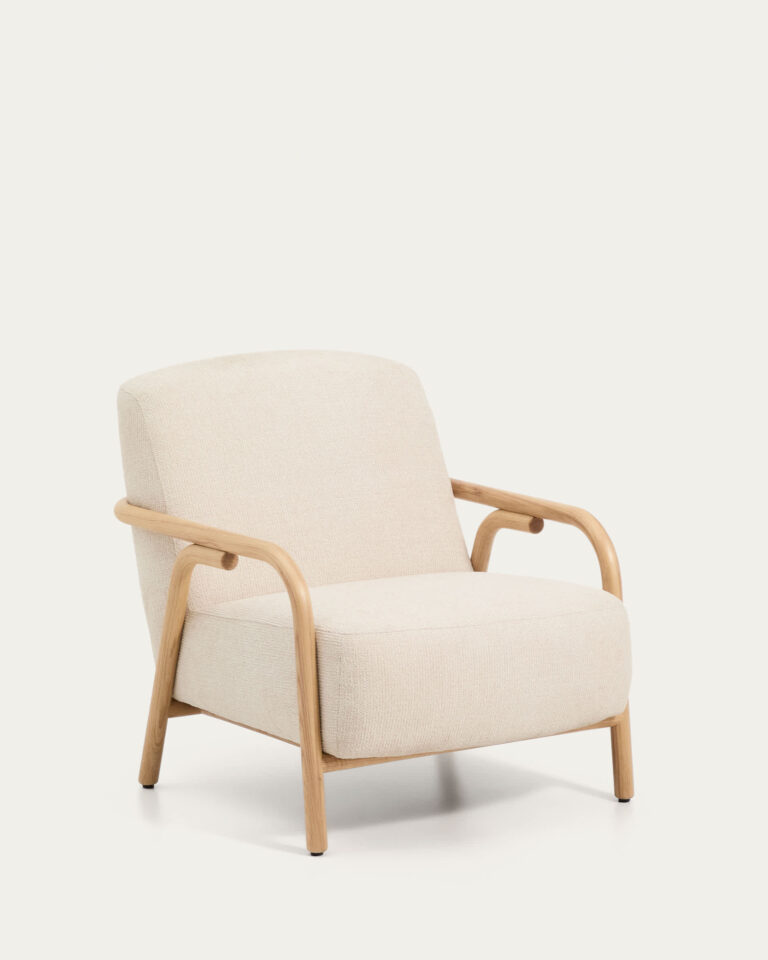 Butaca Sylo de chenilla beige y madera maciza de fresno con acabado tono natural FSC 100%